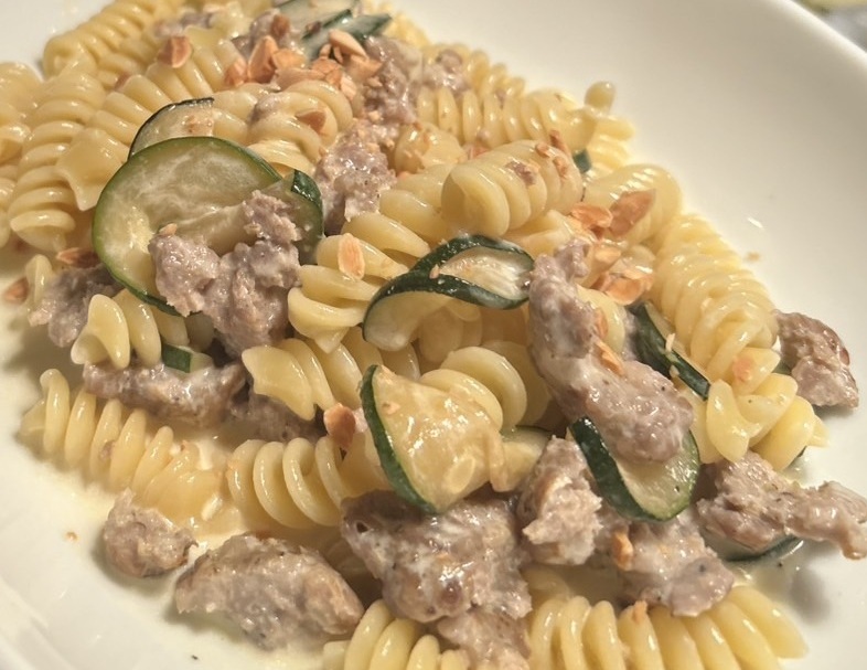 サルシッチャとズッキーニアーモンドクリームフジッリ